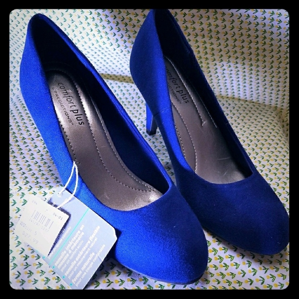 Blue pumps